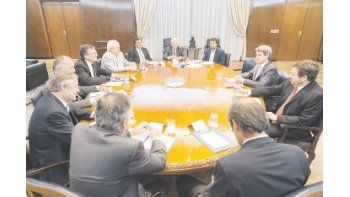 Los máximos referentes de la UIA se reunieron ayer con el ministro Alfonso Prat Gay, y su mano derecha, Pedro Lacoste, en el Palacio de Hacienda, para analizar la situación de estancamiento de la industria local.