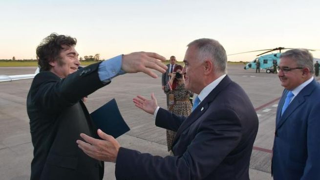 Jaldo y Jalil recibieron al presidente Milei en el aeropuerto tucumano.