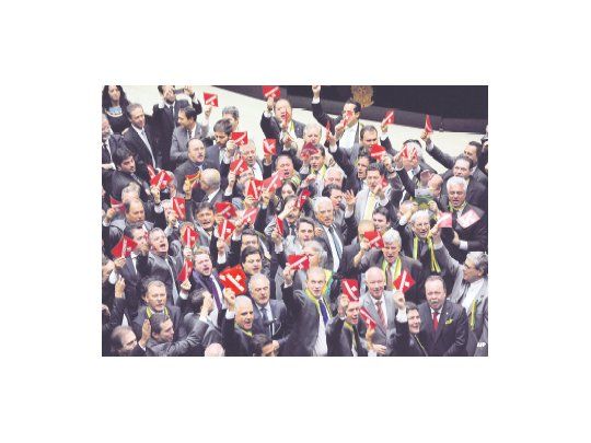 Los diputados opositores mostraron ayer carteles con el lema “Impeachment ya” en el recinto. Muchos de los que estarán a cargo del proceso enfrentan, no obstante, acusaciones por hechos de corrupción.