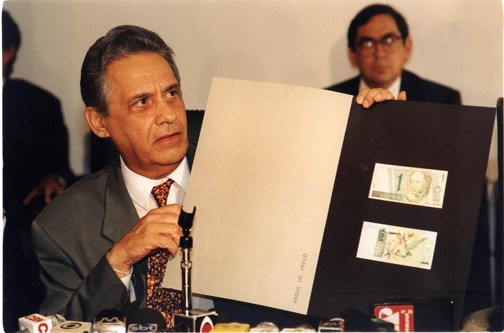 Fernando Enrique Cardoso presentando el plan real en marzo de 1994. Junto con Carlos Salinas de Gortari (Crisis del Tequila), fueron de los pocos que recibieron el galardón de LatinFinance con una economía en contracción. Casi 30 años más tarde “Toto” parece ser el tercero Fernando Enrique Cardoso presentando el plan real en marzo de 1994. Junto con Carlos Salinas de Gortari (Crisis del Tequila), fueron de los pocos que recibieron el galardón de LatinFinance con una economía en contracción. Casi 30 años más tarde “Toto” parece ser el tercero