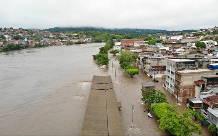 Al menos 21 personas perdieron la vida en las peores inundaciones en décadas en Bahía.