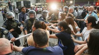 Amigos, familiares y vecinos de Roberto Sabo se manifiestan en Ramos Mejía en reclamo de mayor seguridad y justicia.