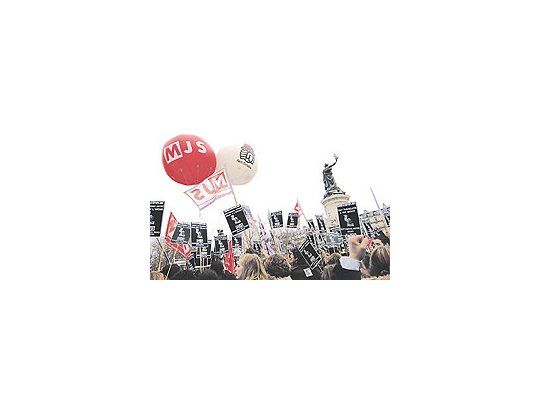 Miles de manifestantes de izquierda y de sindicatos poblaron las calles de París. Franciatiene casi 10% de desempleo y su legislación laboral dificulta incorporar trabajadores.