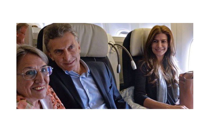Mauricio Macri junto a su esposa y una pasajera durante el vuelo a Suiza. (Foto: Instagram Juliana Awada).