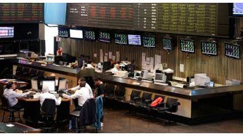 El Merval cerró casi estable, y los bonos en dólares subieron hasta 1,5%