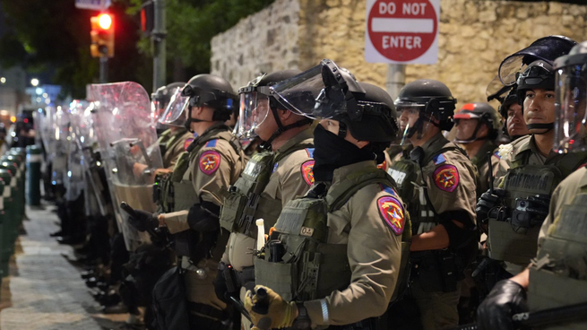 En concreto, el gobernador Abbott envió más de 2.000 agentes del Departamento de Seguridad Pública (DPS) y más de 5.000 soldados de la Guardia Nacional, ambas fuerzas del Estado de Texas.