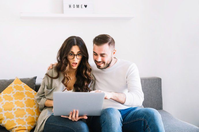 Hablar de dinero en pareja permite cuidar el dólar y tomar decisiones más conscientes en la vida cotidiana.