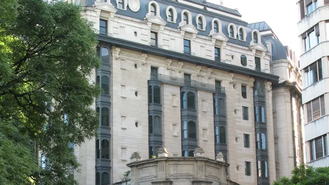Archivo. El mural hallado en el interior del edificio fue realizad por el artista argentino Jorge Soto Acebal.