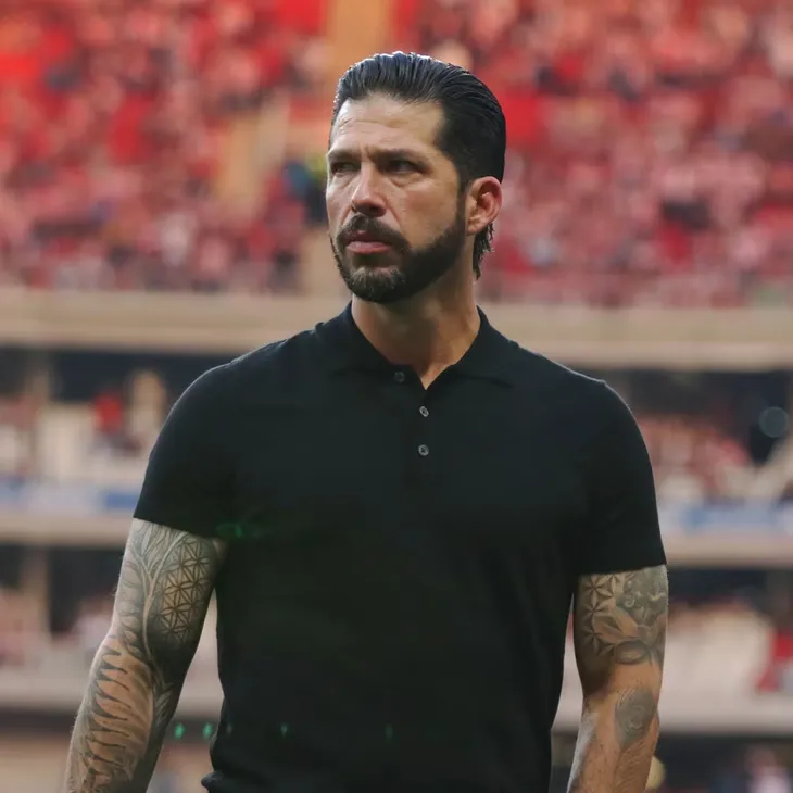 Benjamín Mora, un trotamundo del fútbol que incursionó en el mundo de la farándula.