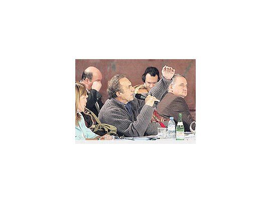 Después deaños desilencio,sorprendeahora lalocuacidadde CarlosReutemann,que se hapuesto a lavanguardiadel rechazoen el Senadoal proyectooficial deretencionesmóviles. Noalcanza,todavía, aseducir a losopositores.