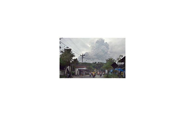 La erupción del volcán Merapi  complica más el panorama y suman 38 los fallecidos y 50 mil los evacuados