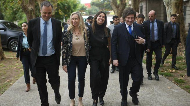 El presidente Javier Milei junto al jefe de Gabinete, Manuel Adorni; la secretaria de Presidencia, Karina Milei; y la ministra de Capital Humano, Sandra Petovello.&nbsp;