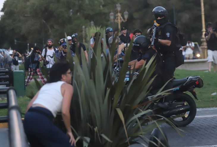 Policías subieron en sus motos a la Plaza de los Dos Congresos e iniciaron disparos de balas de goma para dispersar a los manifestantes. Policías subieron en sus motos a la Plaza de los Dos Congresos e iniciaron disparos de balas de goma para dispersar a los manifestantes.