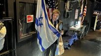 El alineamiento incondicional de la Argentina con Israel y los EE.UU. genera beneficios y perjuicios. La guerra en el Golfo, por más que Milei y los suyos quieran venderla como algo positivo, irónicamente &nbsp; a quien más beneficia es a las dos némesis a las que ha apuntado en los últimos tiempos y a quien más perjudica a quien lo llevó al poder.