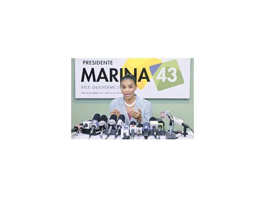 Marina Silva, la lulista disidente que sorprendió el domingo al obtener casi 20 millones de votos, resistía ayer el intento de la dirigencia del partido que la albergó, el Verde, para declarar el apoyo a José Serra en el balotaje.