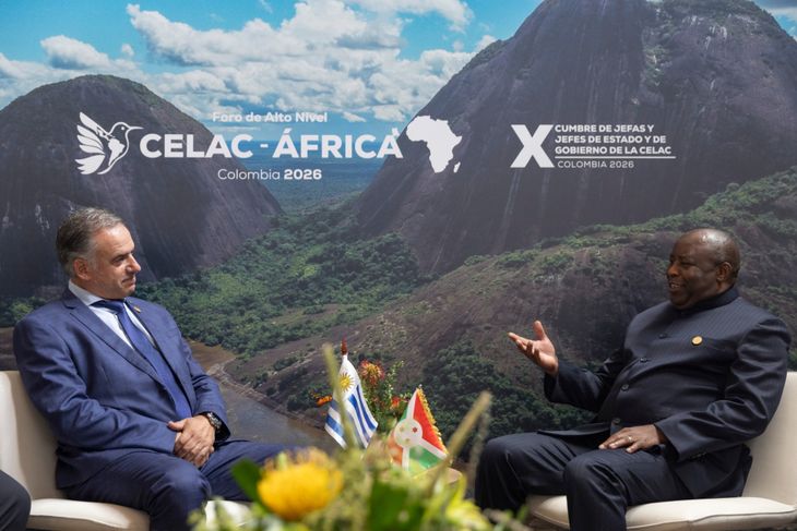 Yamandú Orsi se reunió con su par de Burundi y actual presidente pro témpore de la Unión Africana, Evaristo Ndayashimiye. Yamandú Orsi se reunió con su par de Burundi y actual presidente pro témpore de la Unión Africana, Evaristo Ndayashimiye.