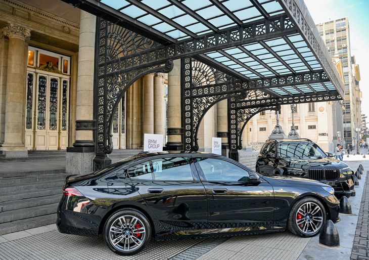 La nueva generación del BMW Serie 5 creció en tamaño, con mejoras en el diseño exterior y en su chasis para ofrecer un mayor confort y dinamismo.