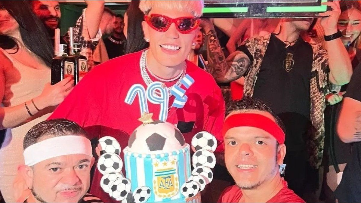 Garnacho hired short people for his birthday with Messi and Cristiano shirts