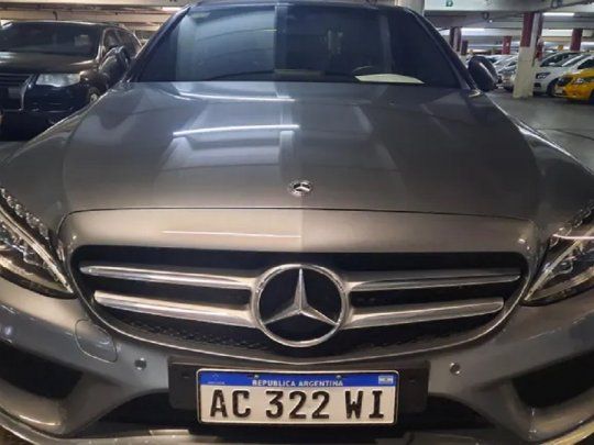 Mercedes Benz, a subasta. 