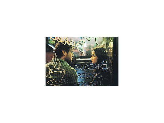 Como en las obras plásticas de Hopper, Jeremy (Jude Law) y Lizzie (Norah Jones) comparten fugazmente sus soledades.