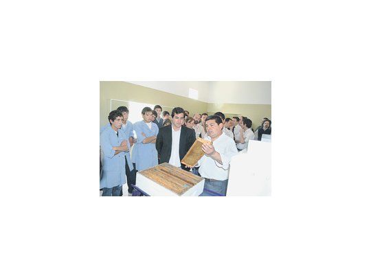 El ministro del Campo de San Luis, Sebastián Lavandeira Muñoz, inauguró una sala de extracción de miel.
