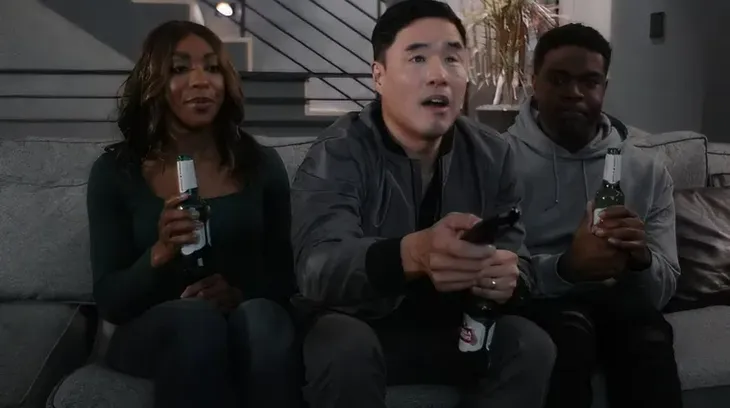 Una comedia que se corre de lo obvio y apuesta por la incomodidad: cada episodio cambia de tono y te deja con una pregunta.