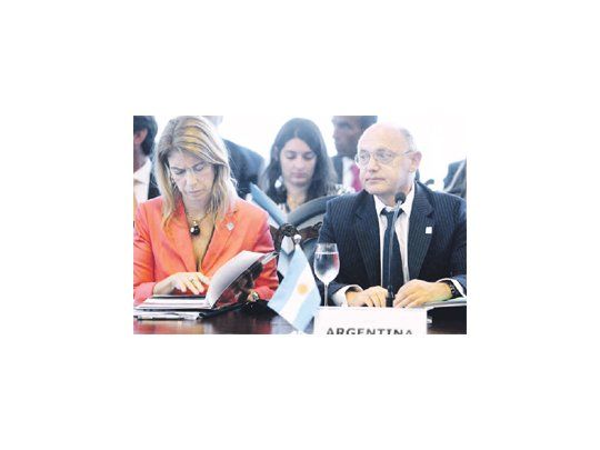 Débora Giorgi y Héctor Timerman apoyaron ayer en nombre de la Argentina el cronograma final de ingreso de Venezuela al Arancel Externo Común del Mercosur. Hoy Giorgi hablará ante empresarios de la región y Timerman estará con Cristina de Kirchner en las sesiones de presidentes.