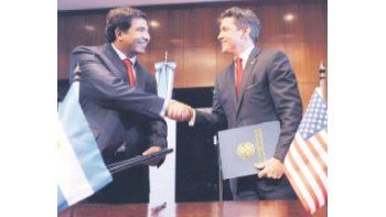 El titular de la AFIP, Ricardo Echegaray, y el embajador de EE.UU., Noah Mamet, tras la firma del memorando sobre comercio exterior.