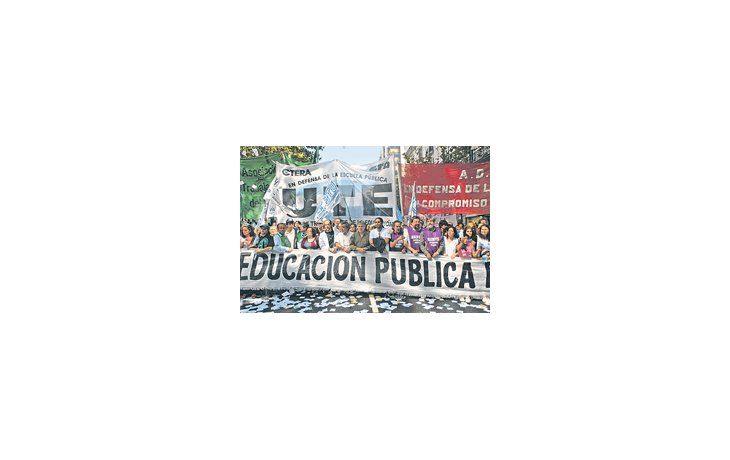 Las protestas de docentes amenazan con volver a copar las calles de varias provincias si los gobernadores no reabren las discusiones salariales.
