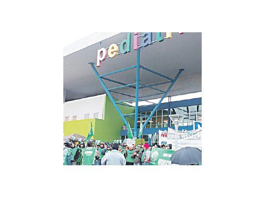 Declive. Producto de las carencias que golpean la prestación de la salud pública en Chaco, las medidas de fuerza en los hospitales azotaron los siete meses de gestión del peronista Peppo, que no logra enderezar el timón sanitario local. Las quejas de la población más vulnerable se multiplican en distintos puntos de la provincia. Foto: Chaco día x día.