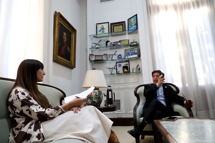 Axel Kicillof recibió a Ámbito en su despacho en La Plata.
