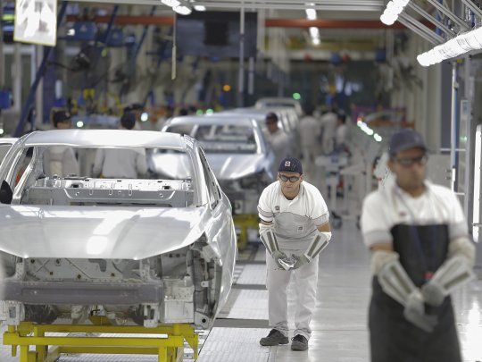 La producción automotriz anotó una caída de 20%, en contraste con el crecimiento que mostró en el primer mes del año, destacó el informe de Ferreres.