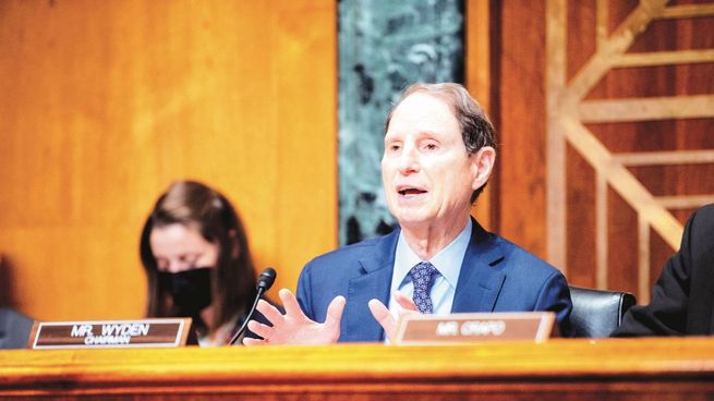 ABANDERADO. El senador demócrata Ron Wyden es la cabeza visible del llamado “impuesto a los milmillonarios”. Con su plan, abrió una polémica sin precedentes en Estados Unidos.