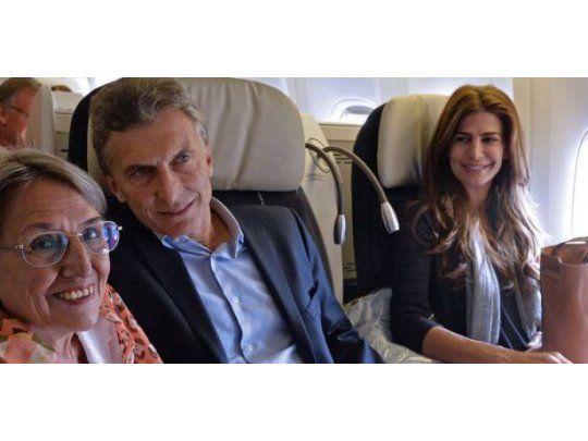 Mauricio Macri junto a su esposa y una pasajera durante el vuelo a Suiza. (Foto: Instagram Juliana Awada).