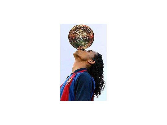 Ronaldinho no vive un buen momento con el técnico del Barcelona