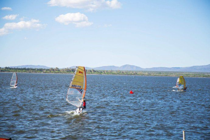 Mar Asenuza frece la experiencia Summer Trip, en la que se puede practicar deportes acu&aacute;ticos como Kayak, Ski, Stand Up Paddle y Windsurf.