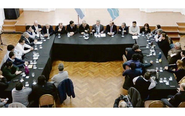 RESPALDO. Arcioni se reunió con los intendentes de la provincia.