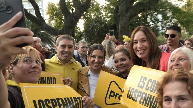 Silvia Lospennato junto a Fernán Quiros y María Eugenia Vidal en una recorrida por el sur de la Ciudad. 