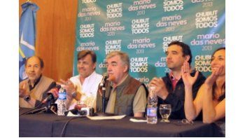 Mario Das Neves mientras anuncia su victoria.