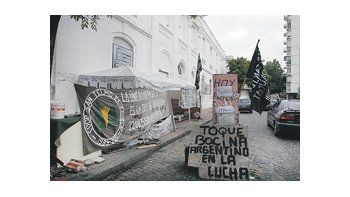 ámbito.com | En la calle Balcarce hace 193 días que familias se manifiestan y acampan por una solución habitacional.