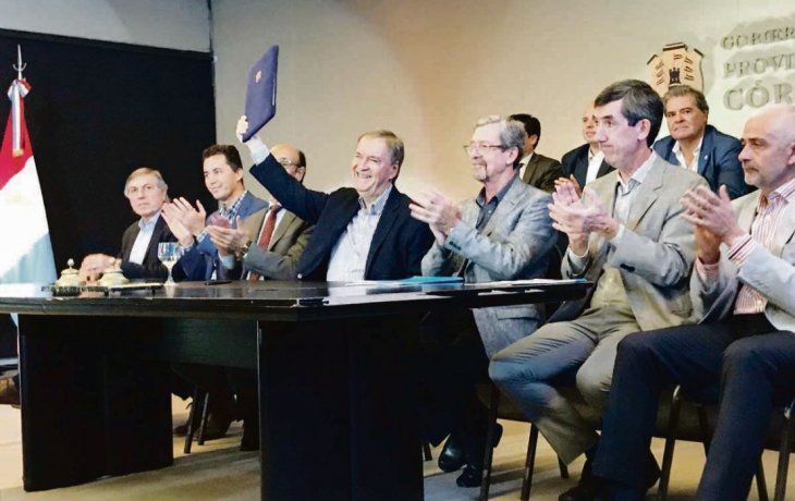 PROMESA. Schiaretti, secundado por empresarios e intendentes, presentó ayer el plan para desarrollar 60 nuevos parques industriales.