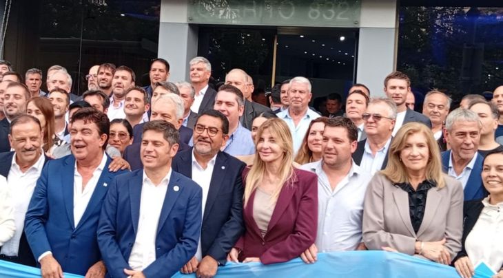 Intendentes de todo el país se movilizaron a Economía en reclamo de fondos. Después, se sumaron a la foto de Axel Kicillof y Ricardo Quintela.