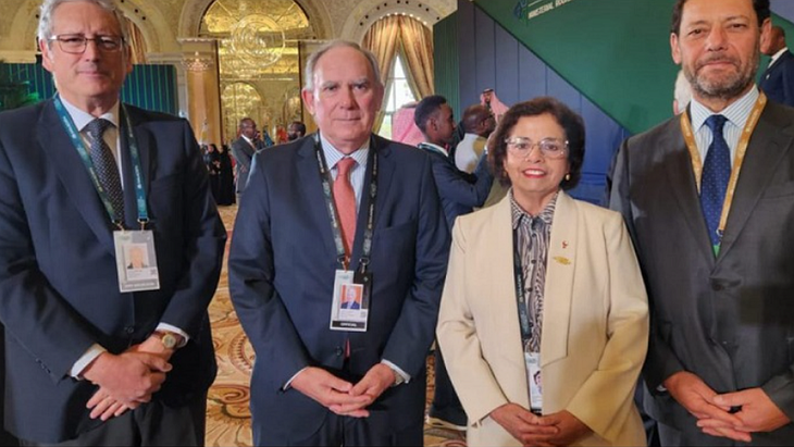 Luis Lucero junto a la Ministra de Minería de Chile, Aurora Williams Baussa, en el Future Minerals Forum de Arabia Saudita.