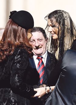 Cristina de Kirchner y Máxima Zorreguieta, ayer tras la ceremonia en el Vaticano. En el medio, Omar Viviani con corbata de cuervo.