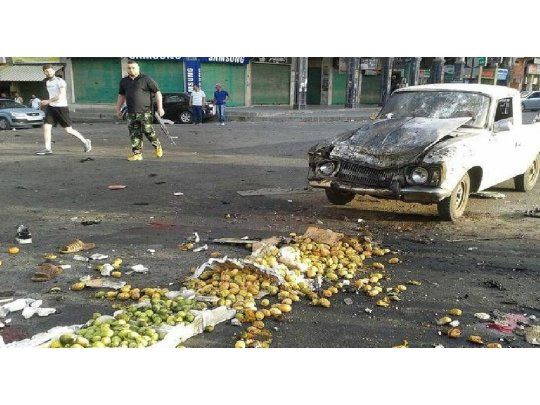 destrozos. Así quedó la escena de la explosión de un coche bomba del Estado Islámico en la ciudad siria de Sueida.
