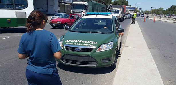 El vehículo de Gendarmería Nacional durante la manifestación de los vecinos de la villa 1-11-14. Imagen de Facebook de La Garganta Poderosa