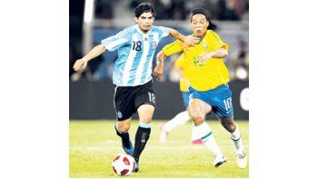 ámbito.com | Ever Banega le gana a Ronaldinho. El ex Boca fue de lo mejor de la cancha y el brasileño mostró por cuentagotas su gran calidad. Casi hace un gol de taco que hubiera sido antológico.