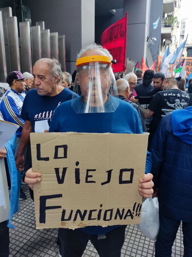 Jubilados se manifiestan todos los miércoles frente al Congreso.
