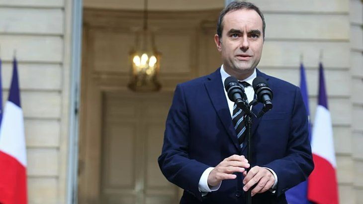 Sébastien Lecornu announced his resignation 14 hours after presenting his center-right minority cabinet. Sébastien Lecornu announced his resignation 14 hours after presenting his center-right minority cabinet.