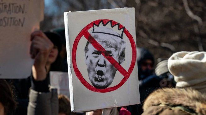 Manifestantes se preparan para el No Kings Day, una jornada de protestas masivas contra el autoritarismo y el desfile militar impulsado por Donald Trump.